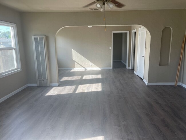 Building Photo - 712 W Hammond Ave