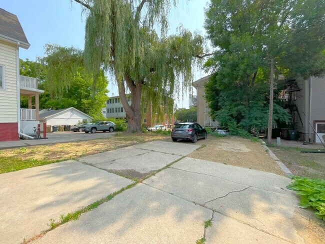 Building Photo - 129 Lathrop St