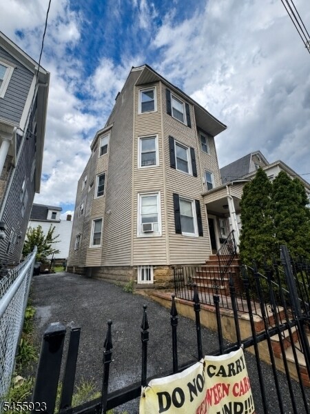 Building Photo - 69 Lindsley Ave