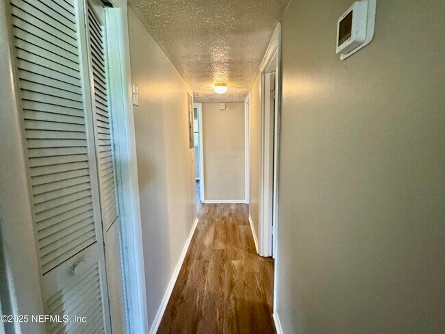 Building Photo - 7054 Red Robin Dr