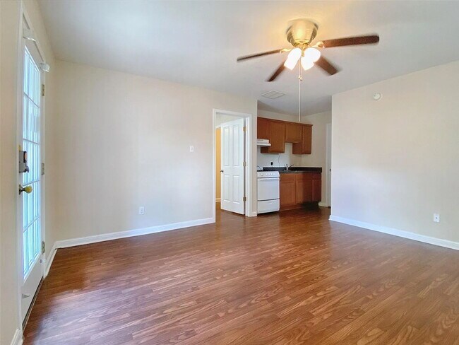 Building Photo - "Charming 1-Bedroom Condo Retreat in San Marcos – Perfect Comfort in 500 Sq Ft!"