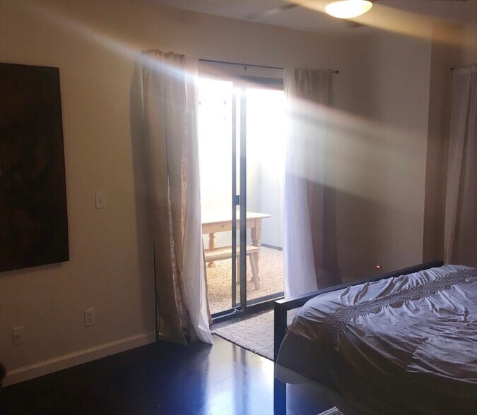 Building Photo - 1480 E Palm Tree Dr