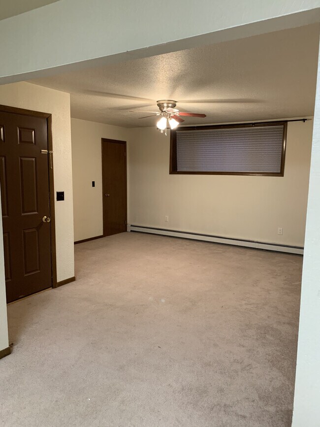 Building Photo - Rambling apartment B