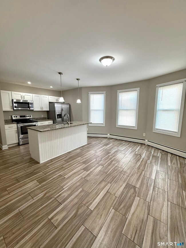 Building Photo - 145 Smith St