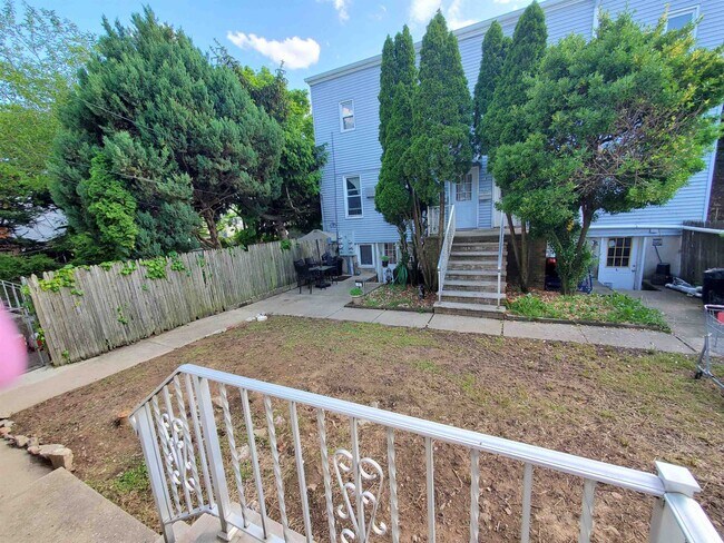 Building Photo - 16 Mechanic St