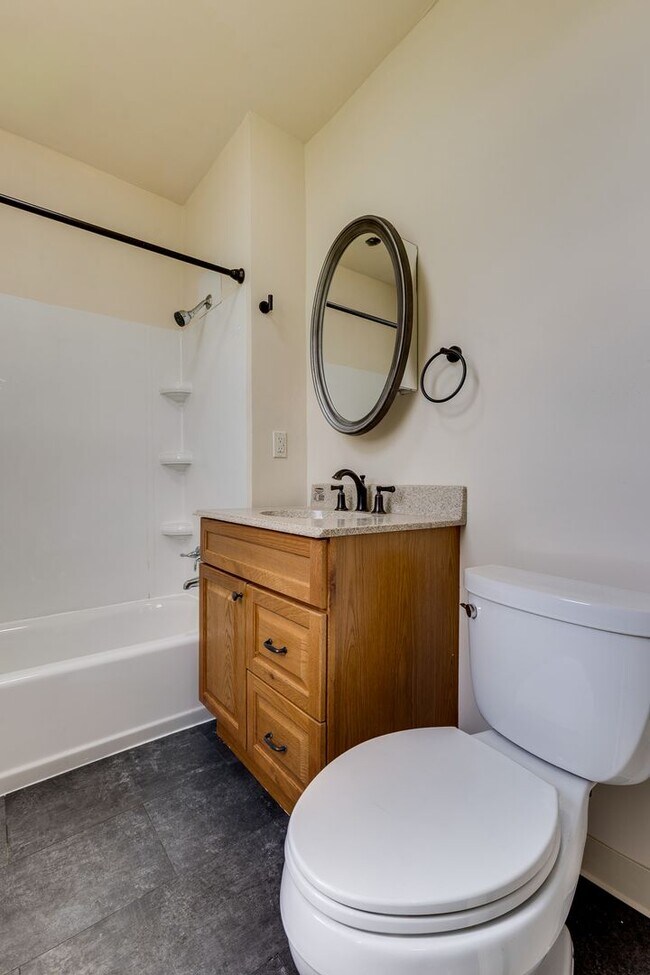 Building Photo - 609 E Warrington Ave