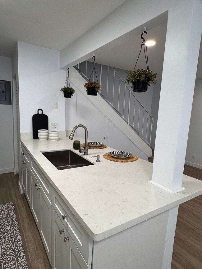 Building Photo - Light and Bright - Virtual or In-Person To...