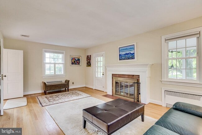 Building Photo - 609 Upland Pl