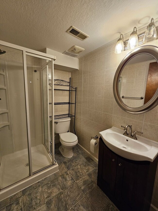 Building Photo - 3 BEDROOM | 2 BATH | DOUBLE GARAGE | WEST