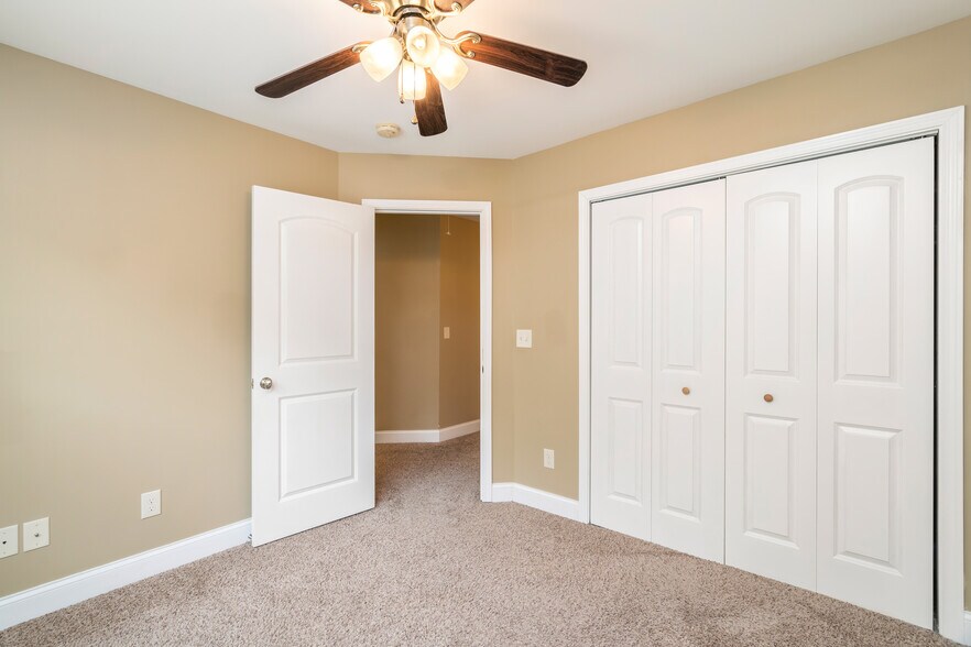 Building Photo - 906 E Inskip Dr