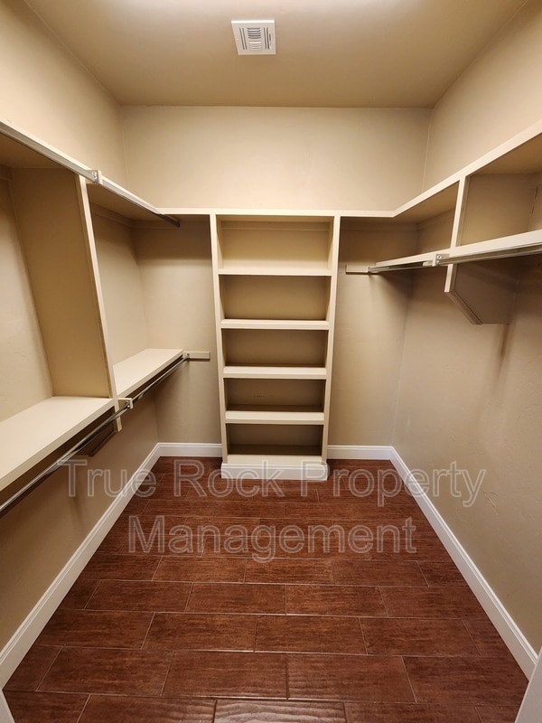 Building Photo - 1329 N Monte Vista St