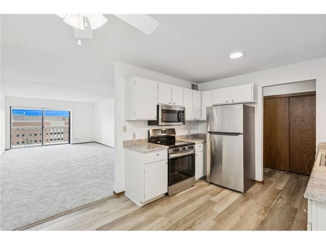 Building Photo - AVAILABLE NOW - Gorgeous 2 BR, 2 BA Condo,...