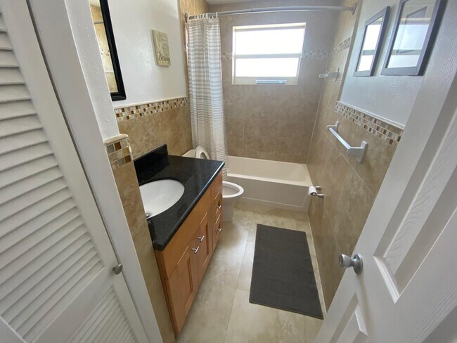 Building Photo - 335 Collins Ave