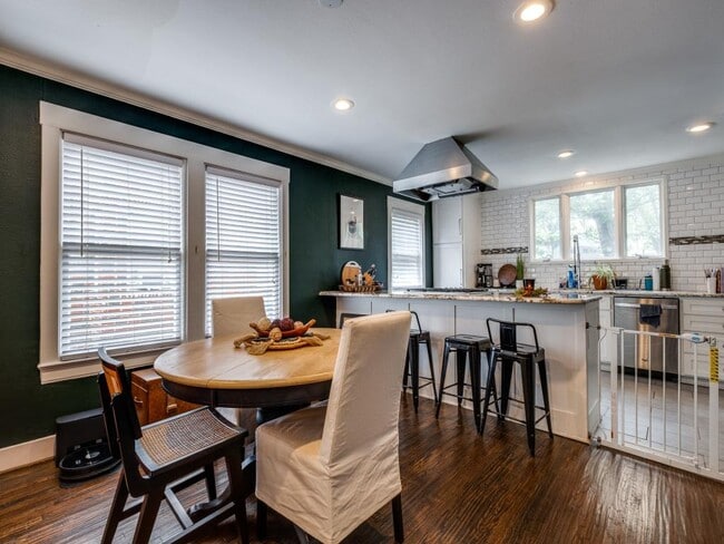 Building Photo - 6009 Ross Ave