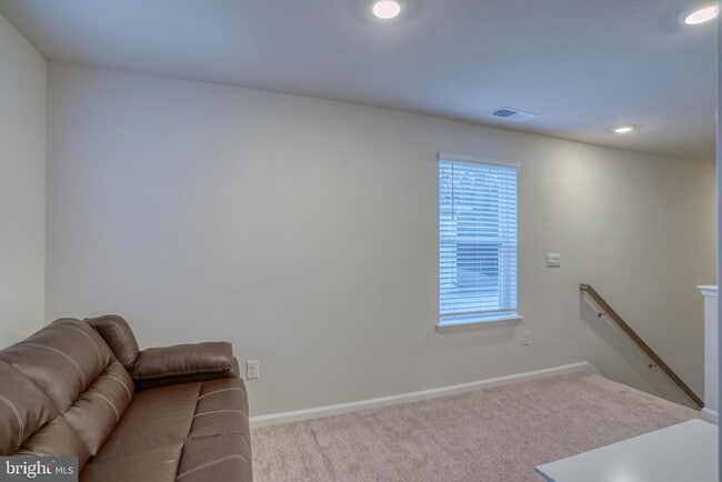 Building Photo - 124 Currant Cir