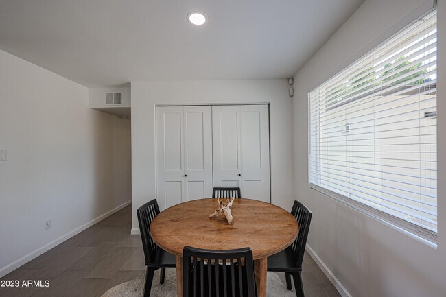 Building Photo - 901 W Berridge Ln