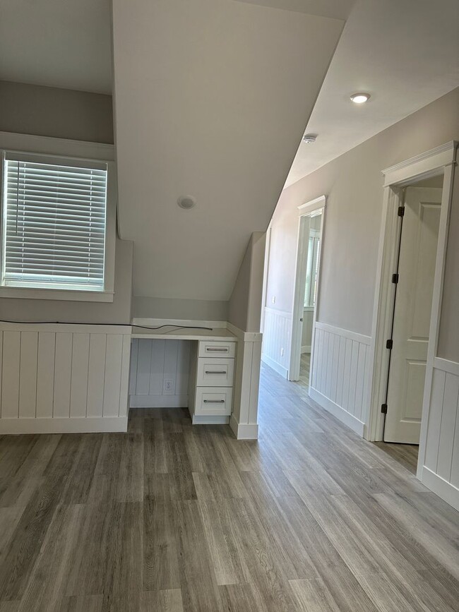 Building Photo - Gorgeous updated 2 bedroom available now!