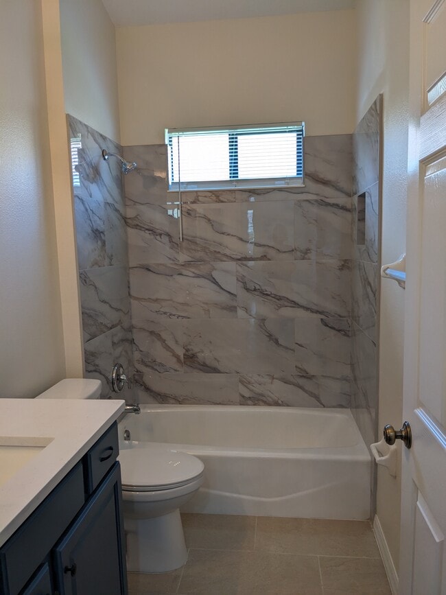 Guest Bath - 12664 Cara Cara Loop