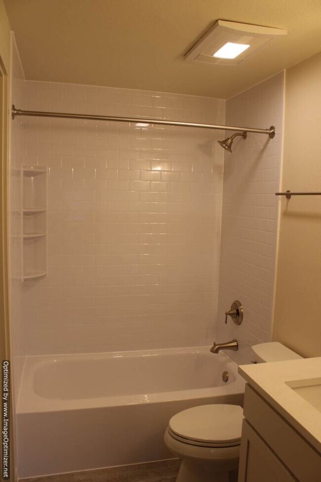 Building Photo - Updated One-Story 2-Bedroom Duplex with Ga...