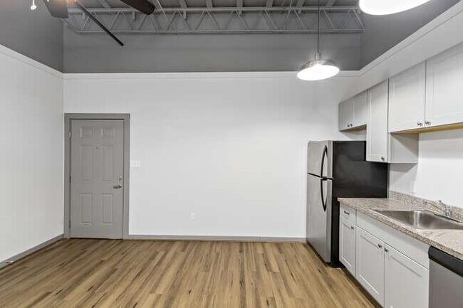 Building Photo - 612 E Texas Ave