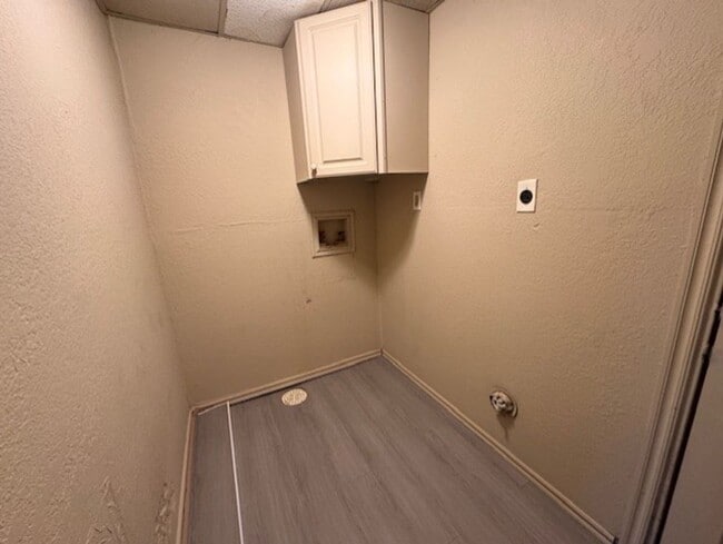 Building Photo - 4 bed 2.5 bath 2 story duplex! New paint and flooring ready for move in!