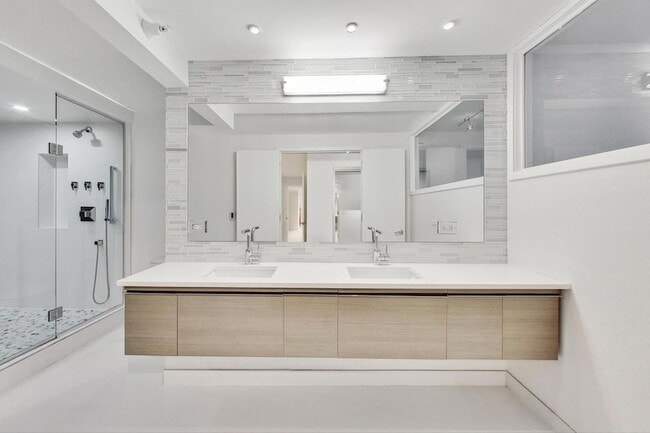 Building Photo - 2 E Erie St