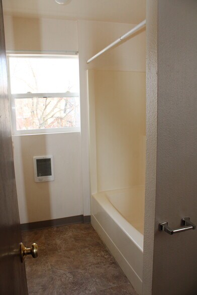 Building Photo - 412 Yakima St