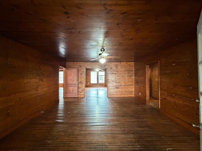 Building Photo - 2021 Center Rd