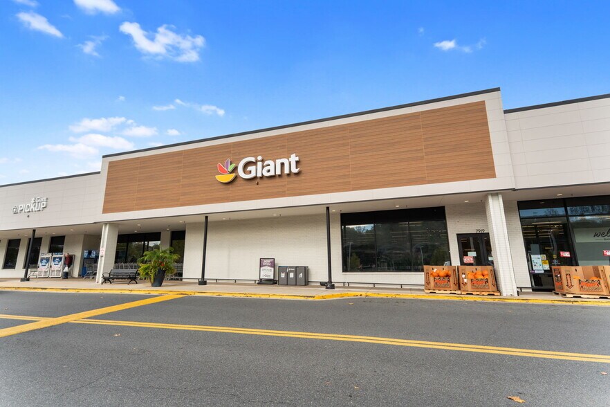 Giant grocery store in Cabin John Mall - 9 Snug Hill Ct