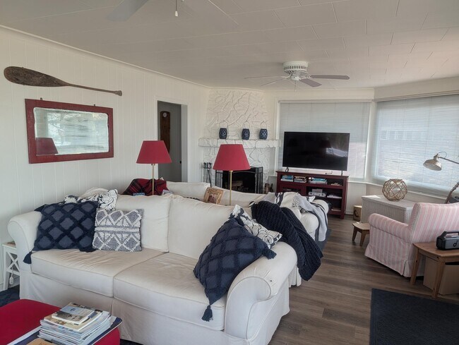 Building Photo - 1415 S Shore Dr