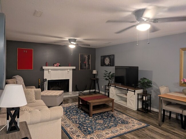 Building Photo - Fully furnished. All utilities included 3 Bed 1.5 Bath House