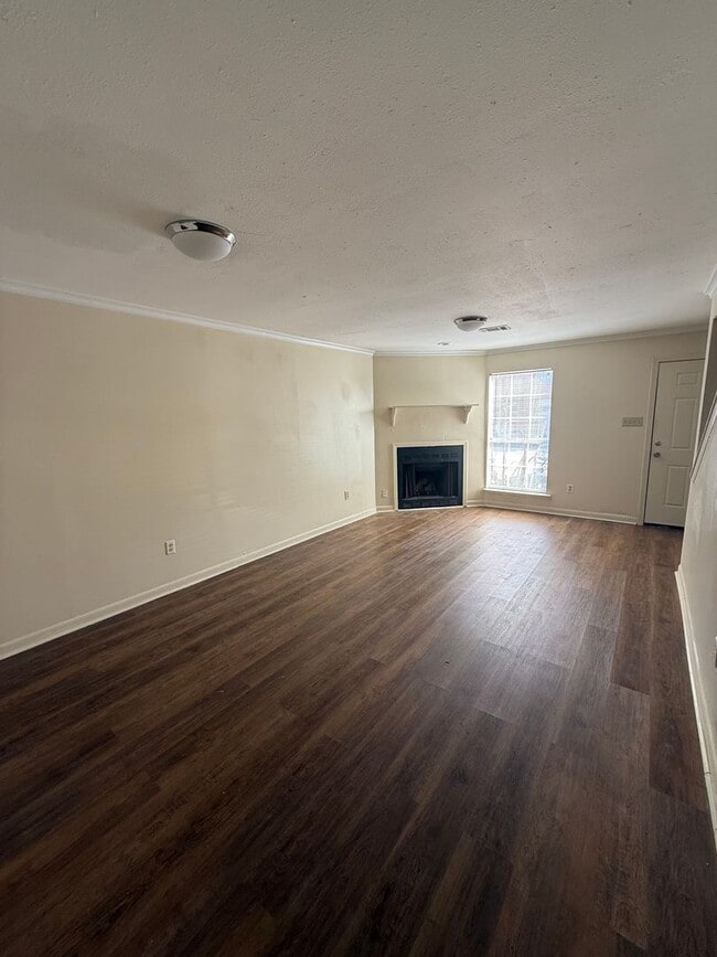 Building Photo - 2BD 1.5BA TOWNHOUSE WITH WATER INCLUDED