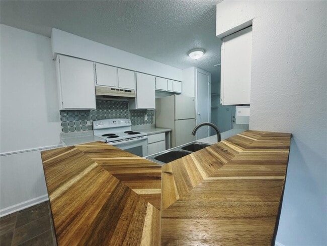 Building Photo - 9906 Hundred Oaks Cir