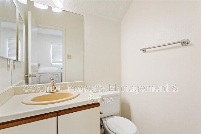 Building Photo - 1015 E Yager Ln