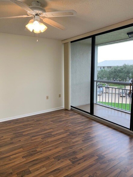Building Photo - 6193 Balboa Cir