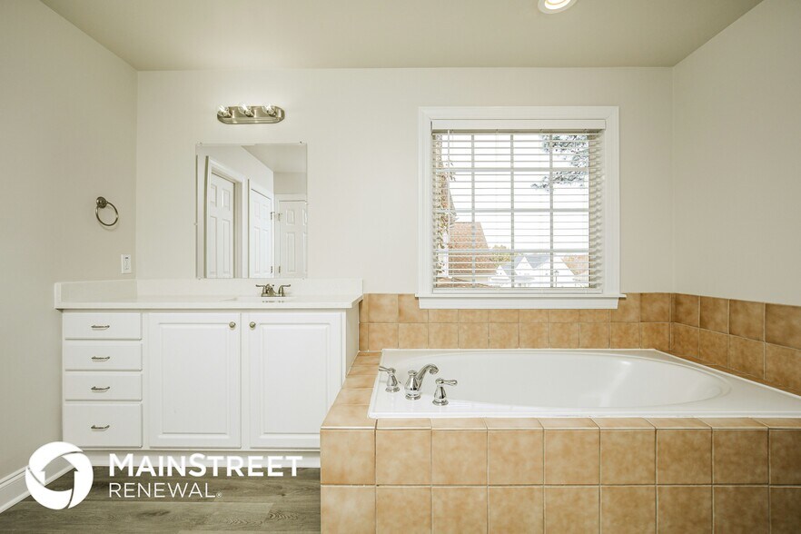 Building Photo - 165 Sutherland Dr