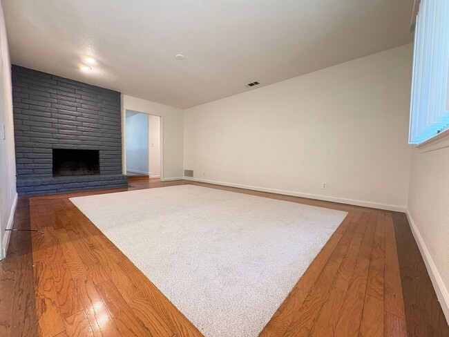 Building Photo - Beautiful 3 Bed, 2 Bath Home in a Desirabl...