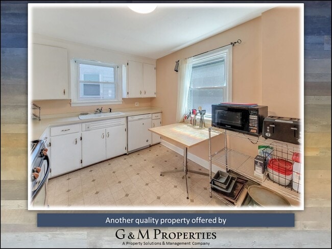 Building Photo - 4-Bedroom Single-Family - Walk to Strong/UofR!