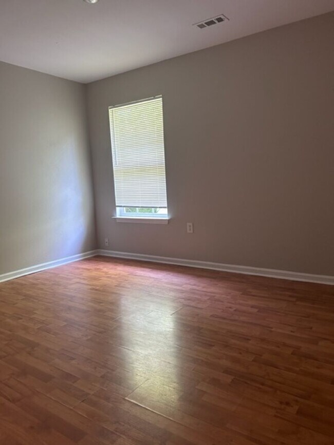 Building Photo - Stunning 4 Bedroom Home in Coulwood East Community