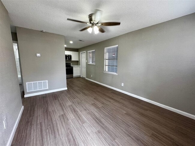 Building Photo - 202 W N Loop Blvd