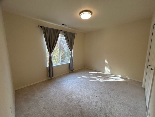 Building Photo - Spacious 4 Bedroom (plus den), 3 Bath Home...