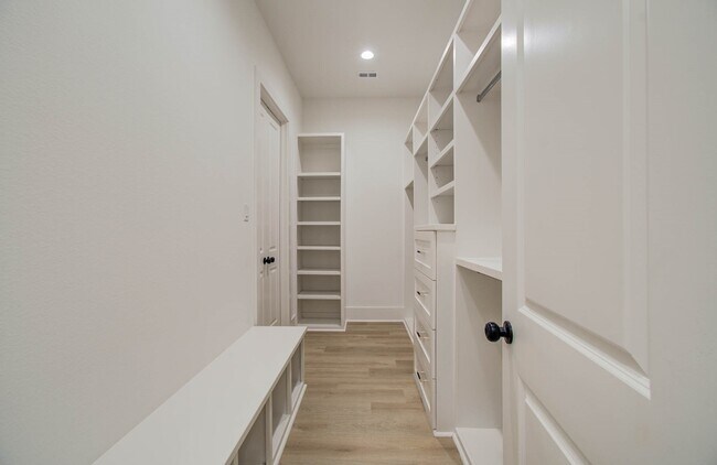 Building Photo - 1802 Rollingwood Dr