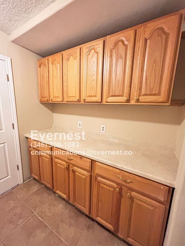 Building Photo - 3-Bedroom, 2-Bath Home in Prime Location /...