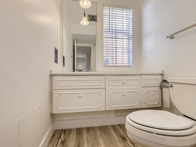 Building Photo - Beautiful Las Vegas Country Club townhome