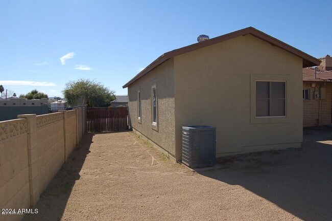 Building Photo - 2640 E Captain Dreyfus Ave