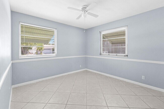 Building Photo - 718 Shore Dr