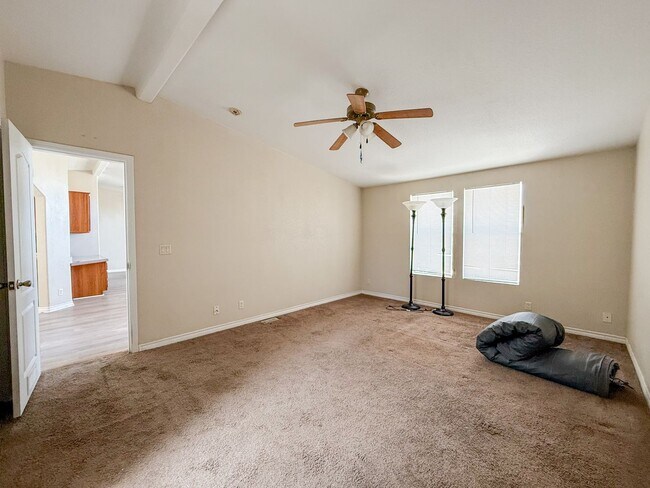Building Photo - 29 Palms Home with Garage