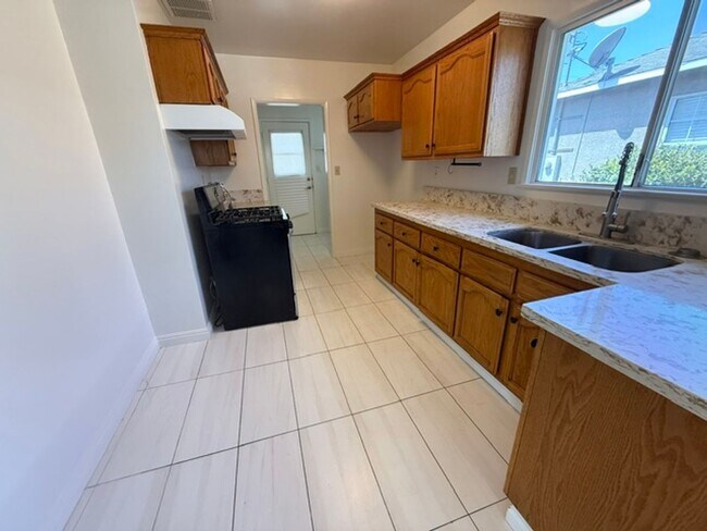 Building Photo - 6008 Greenmeadow Rd