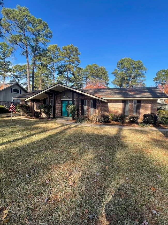 Building Photo - Gorgeous 3 Bedroom Home with Sunroom and Bonus Room!
