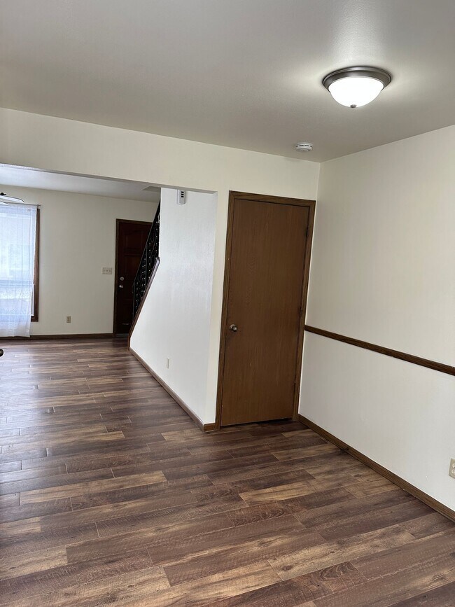 Building Photo - 205 River Ln